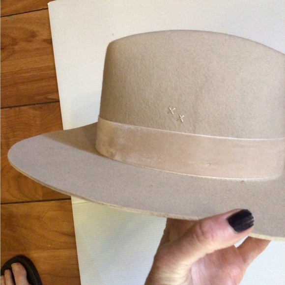 Rare lack of color cream benson hat main image 4